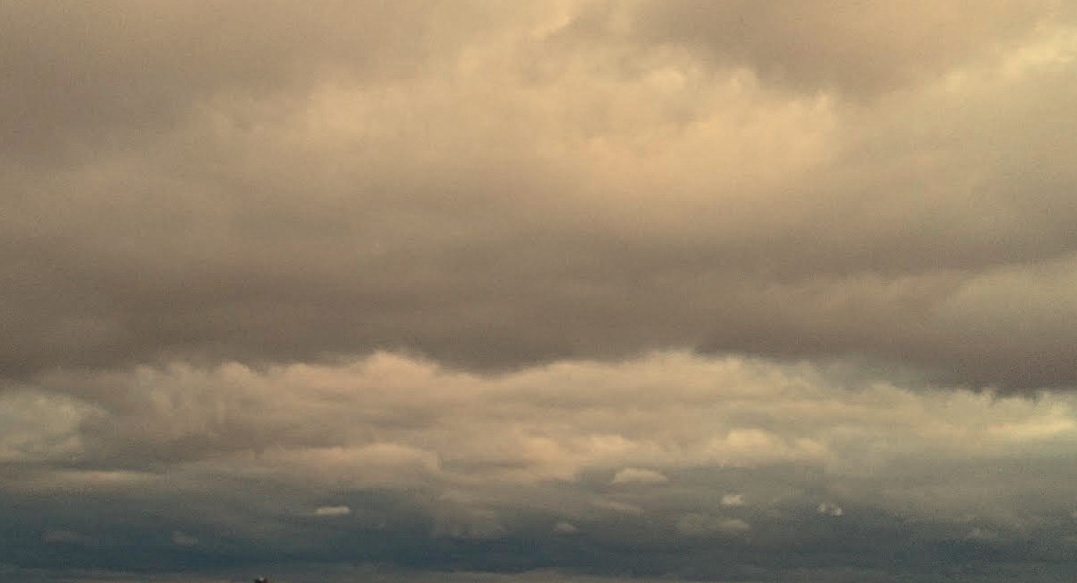 Photographie d'un ciel brumeux, illustrant la structure de ce recueil, un travail qui ne se dompte pas si facilement.